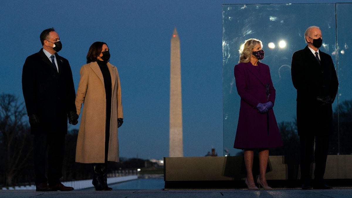 Kamala Haris com o marido (esquerda) e Joe Biden com a mulher num memorial às vítimas da pandemia