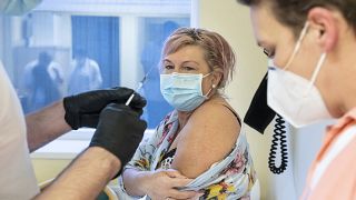 Kondor Marianna ápoló megkapja a Pfizer-BioNTech koronavírus elleni vakcinájának második adagját a nyíregyházi Jósa András Oktatókórházban 2021. január 17-én.