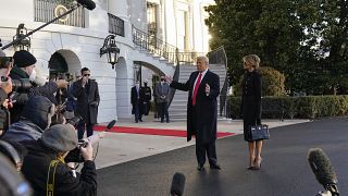 Donald y Melania Trump abandonan la Casa Blanca, Trump espera que sea sólo un "hasta luego"