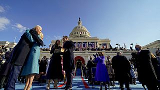Joe Biden megöleli a feleségét a beiktatási ceremónia után