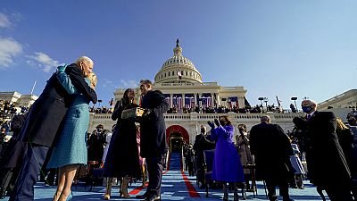 Joe Biden megöleli a feleségét a beiktatási ceremónia után 
