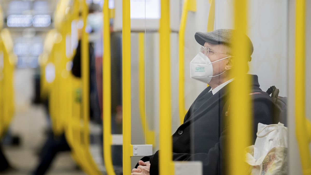 Un hombre viaja en el metro de Berlín con una mascarilla FFP2