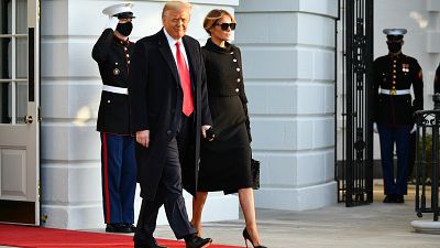 الرئيس الأمريكي دونالد ترامب والسيدة الأولى ميلانيا يغادران البيت الأبيض في واشنطن العاصمة في 20 يناير 2021.