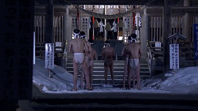 شاهد: كهنة يابانيون يرقصون شبه عراة ويغتسلون بالماء البارد وسط الثلوج