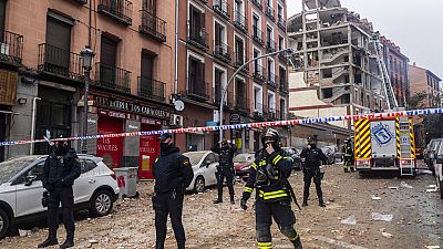 A polícia rapidamente isolou o edifício onde ocorreu a explosão, em Madrid, Espanha