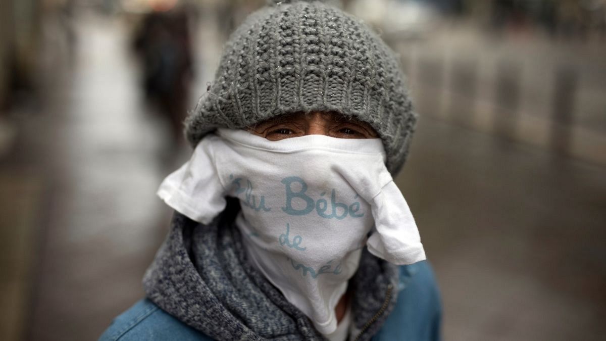 استفاده یک شهروند فرانسوی مقیم مارسی از لباس نوزاد به جای ماسک