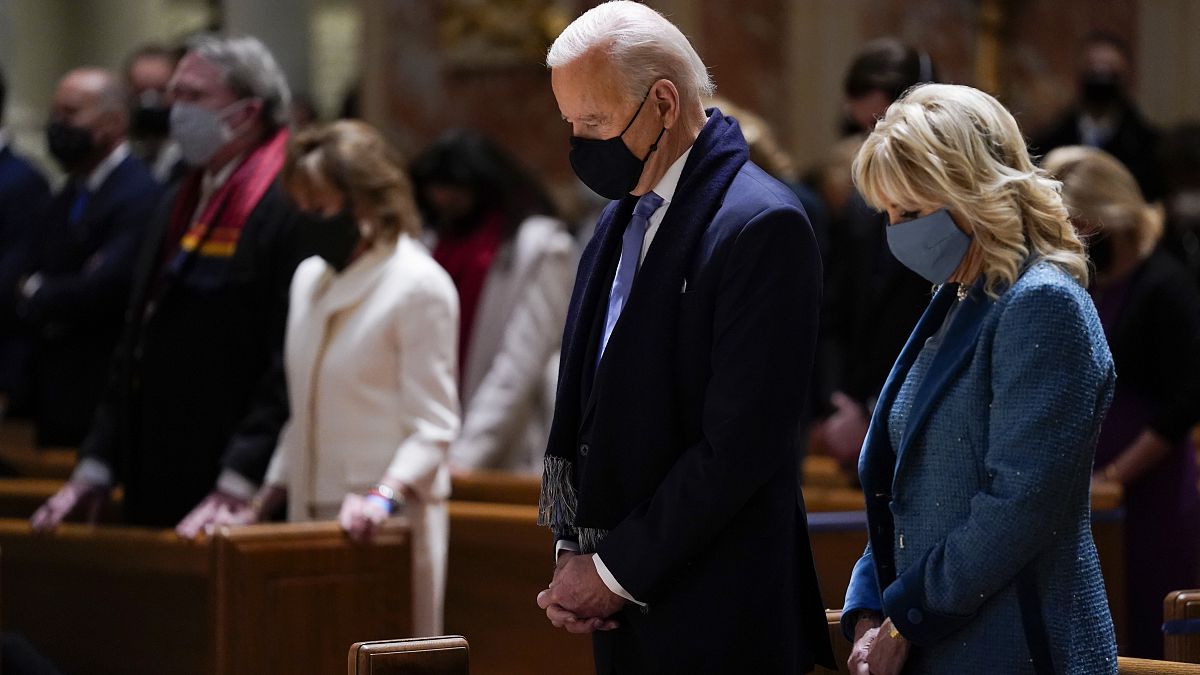 Biden, junto a su esposa Jill, asistiendo a misa horas antes de su investidura como presidente de EE.UU.