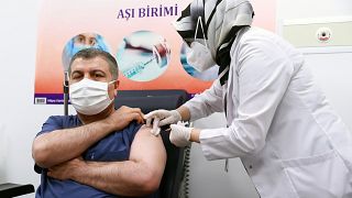 يتلقى وزير الصحة التركي فخر الدين قوجة الجرعة الأولى من اللقاح الصيني