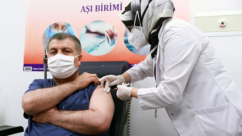 يتلقى وزير الصحة التركي فخر الدين قوجة الجرعة الأولى من اللقاح الصيني   -   حقوق النشر  AYTUG CAN SENCAR/AFP
