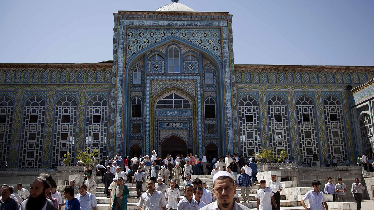صورة من الارشيف - تجمع لأداء صلاة الجمعة  في مسجد دوشانبي المركزي في طاجيكستان