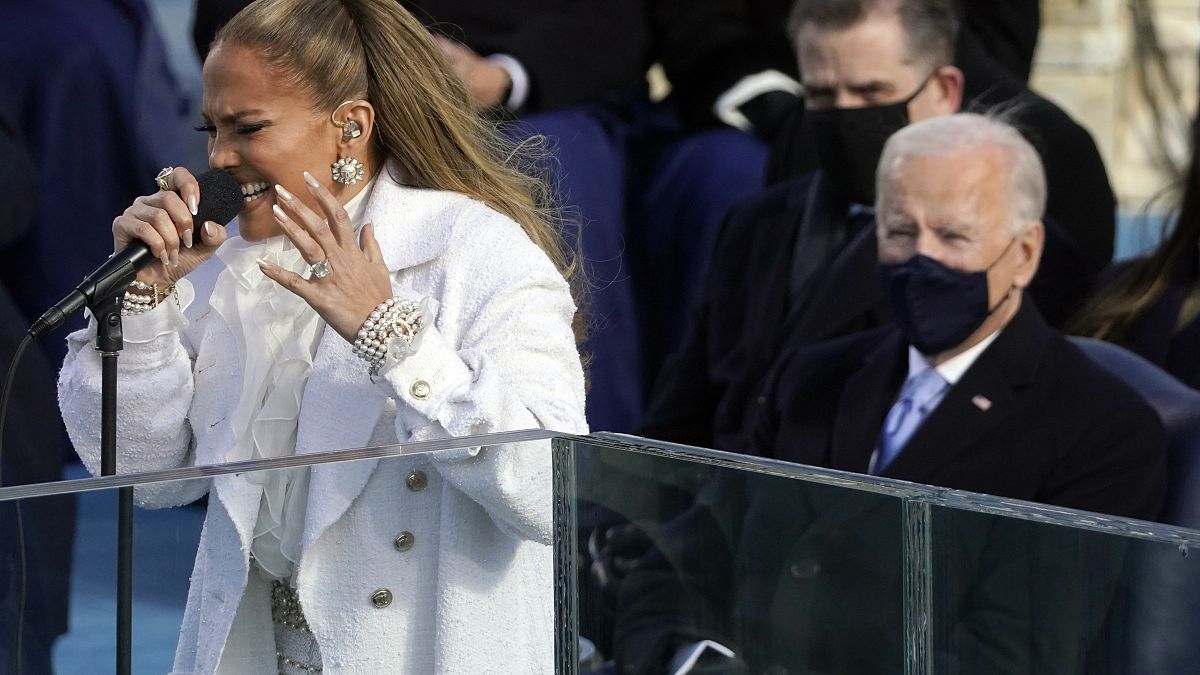 Jennifer López durante su actuación bajo la atenta mirada del flamante presidente de EE.UU., Joe Biden