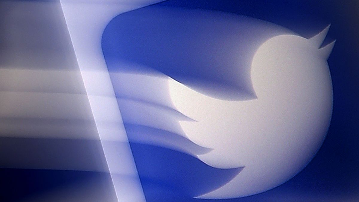  شعار تويترعلى هاتف محمول في أرلينغتون، فيرجينيا. عندما تولى الرئيس الأمريكي جو بايدن منصبه