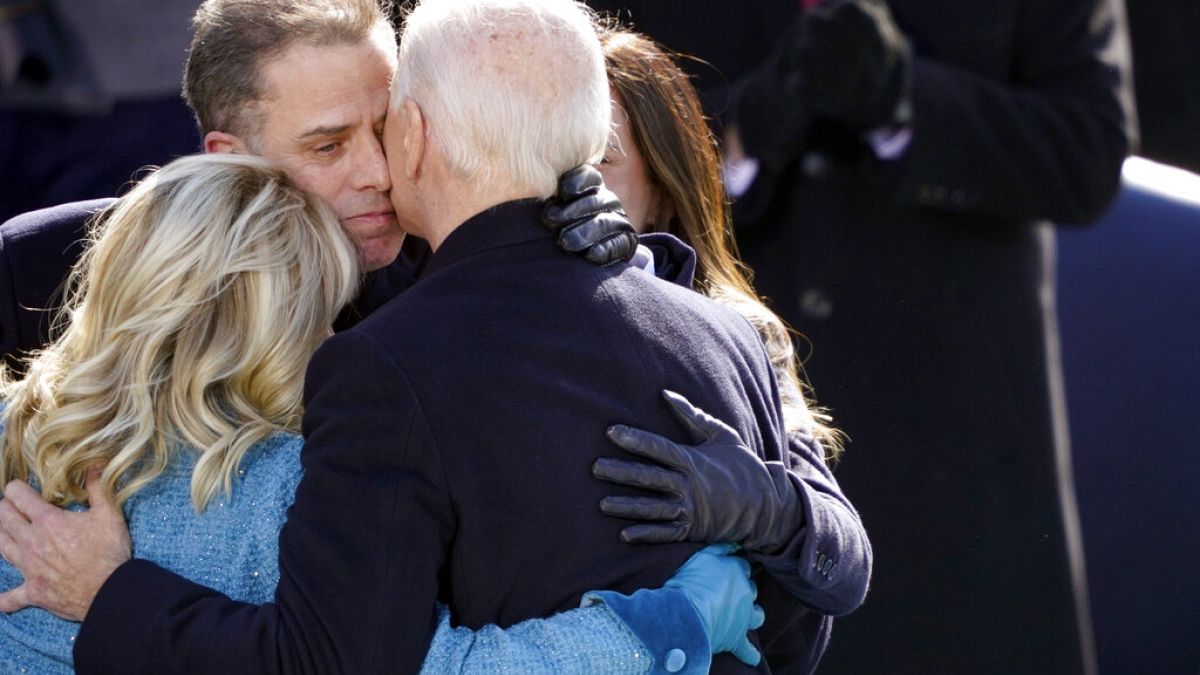 Ölelés az eskütétel után: Biden feleségét és fiát öleli magához