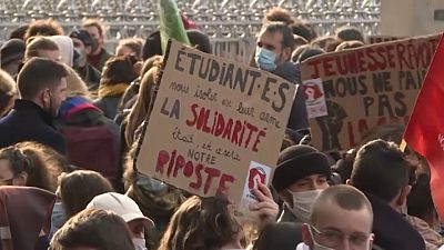 Élő oktatásért tüntettek francia diákok