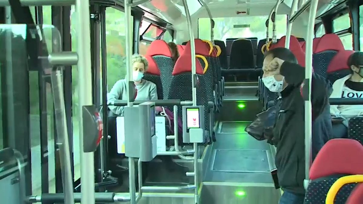 Usuarios en un autobús en Mallorca