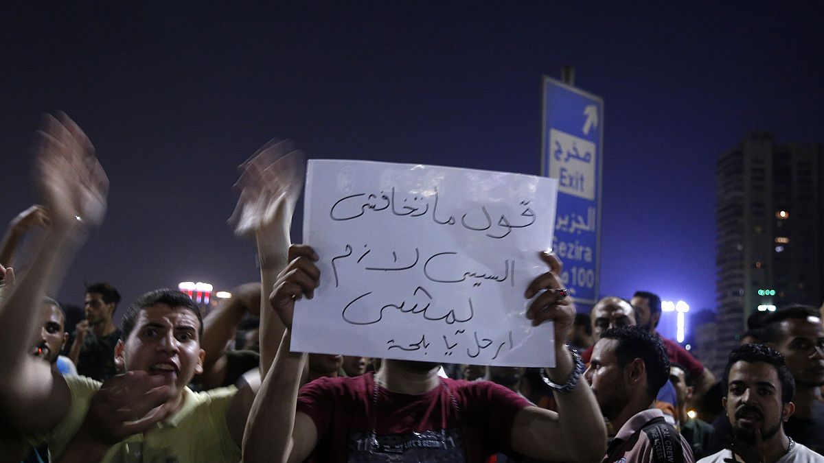 في 22 سبتمبر/ أيلول 2019، طالب متظاهرون مصريون أثناء مشاركتهم في مظاهرة بعزل الرئيس عبد الفتاح السيسي.
