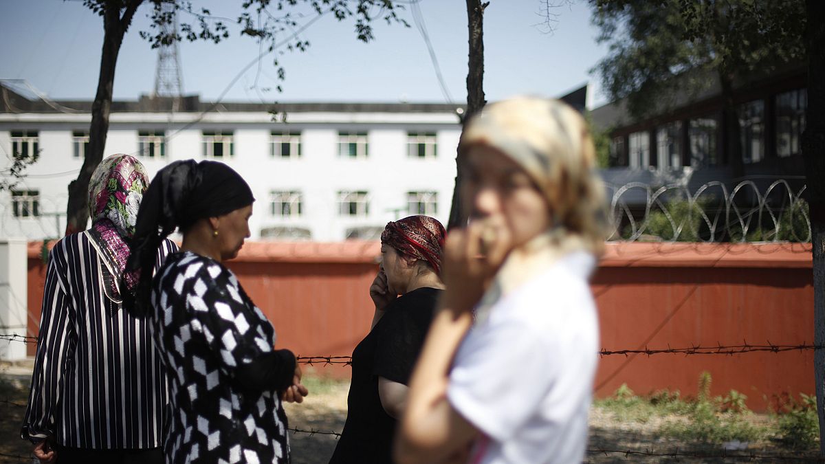 Emniyet binası önünde toplanan Uygur kadınlar (arşiv)