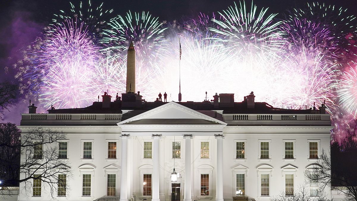 عرض الألعاب النارية فوق البيت الأبيض كجزء من احتفالات يوم تنصيب الرئيس جو بايدن ونائبة الرئيس كامالا هاريس، الأربعاء 20 يناير 2021، في واشنطن
