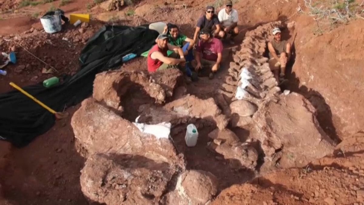 فريق خوسي لويس كارباليدو خلال آعمال البحث واستخراج بقايا الديناصور في الأرجنتين