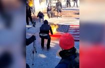 شاهد: متظاهرون مناهضون للإدارة الأمريكية الجديدة يحرقون العلم الوطني في كولورادو