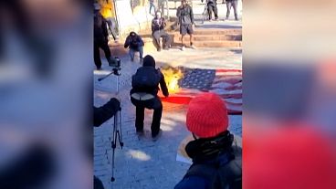 شاهد: متظاهرون مناهضون للإدارة الأمريكية الجديدة يحرقون العلم الوطني في كولورادو 