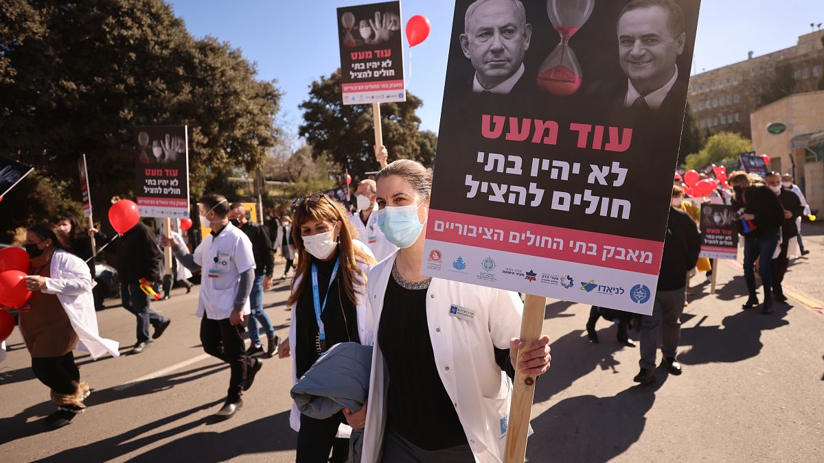 العاملون في المجال الطبي يحتجون أمام مكتب بنيامين نتنياهو في القدس