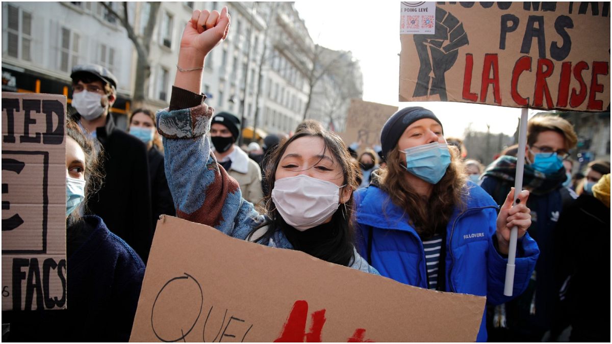 طلاب يتظاهرون في باريس يوم الأربعاء