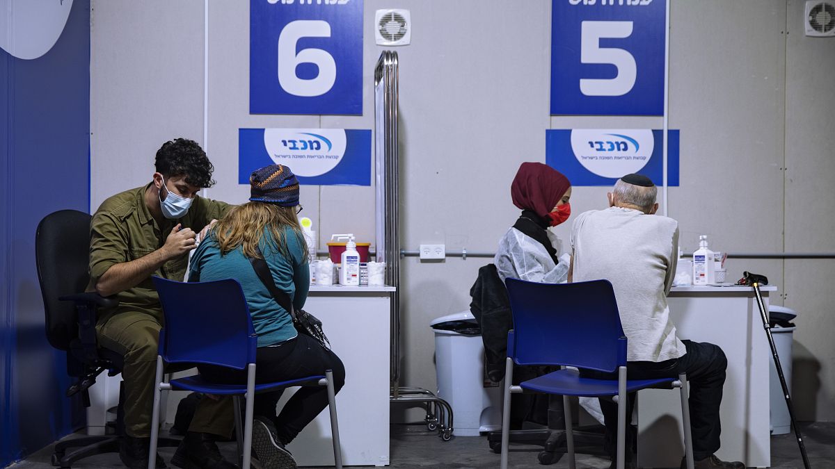 İsrail, 16-18 yaş arası gençleri sınavların aksamaması için Covid-19 aşı programına dahil etti.