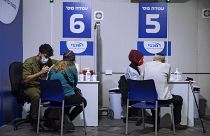 İsrail, 16-18 yaş arası gençleri sınavların aksamaması için Covid-19 aşı programına dahil etti.
