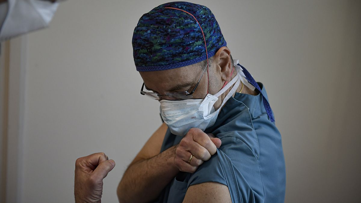 Un sanitario espera para ser vacunado con una dosis de Moderna en Pamplona, España