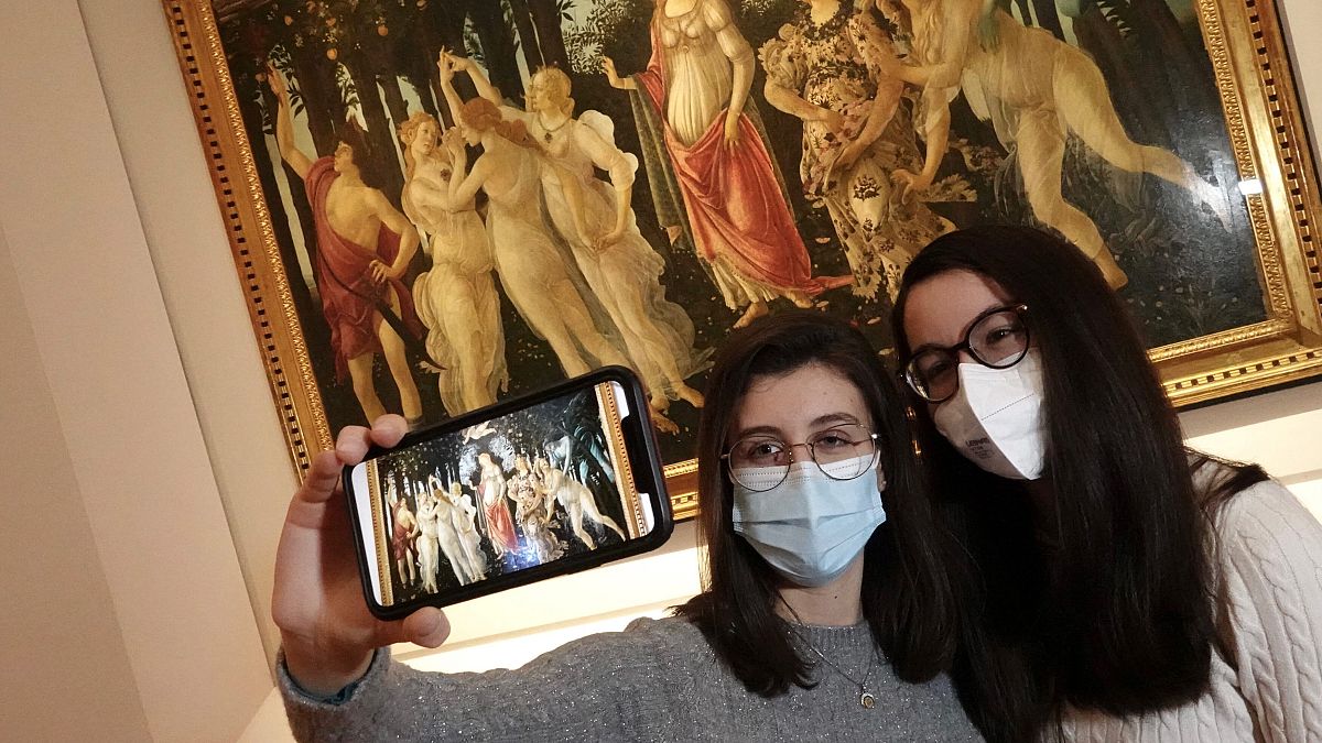 Selfie vor Boticellis "Primavera": Wiedereröffnung der Uffizien in Florenz
