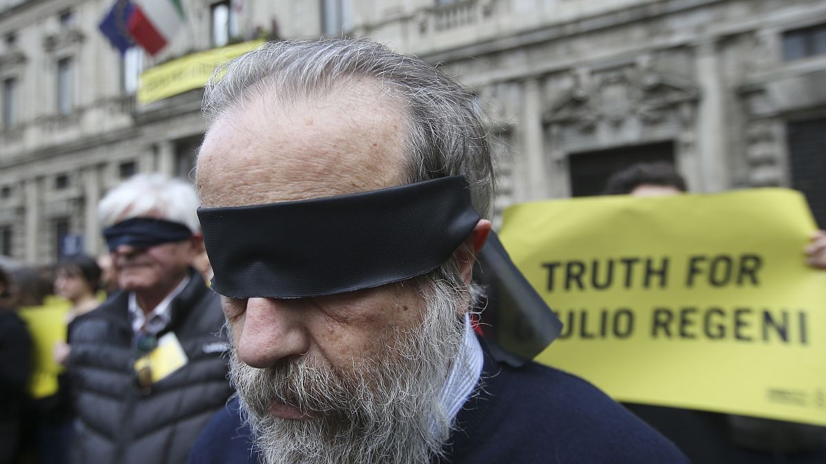 Una protesta di Amnesty International per chiedere verità per Giulio Regeni a Milano nell'aprile 2016