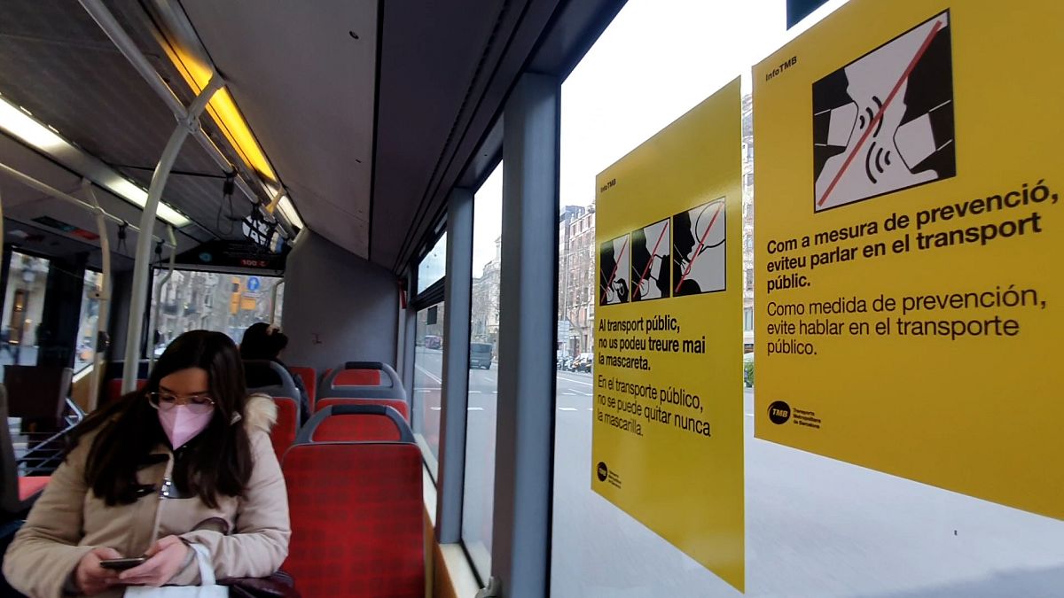 Signs asking passengers to stay silent on public transport in Barcelona