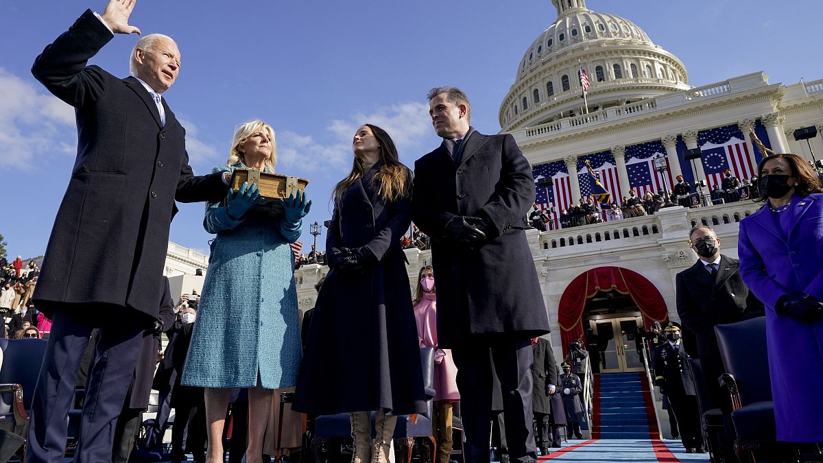 جو بايدن يؤدي القسم يوم تنصيبه الرئيس 46 للولايات المتحدة بينما زوجته جيل تحمل بين يديها الكتاب المقدس. 2021/01/20