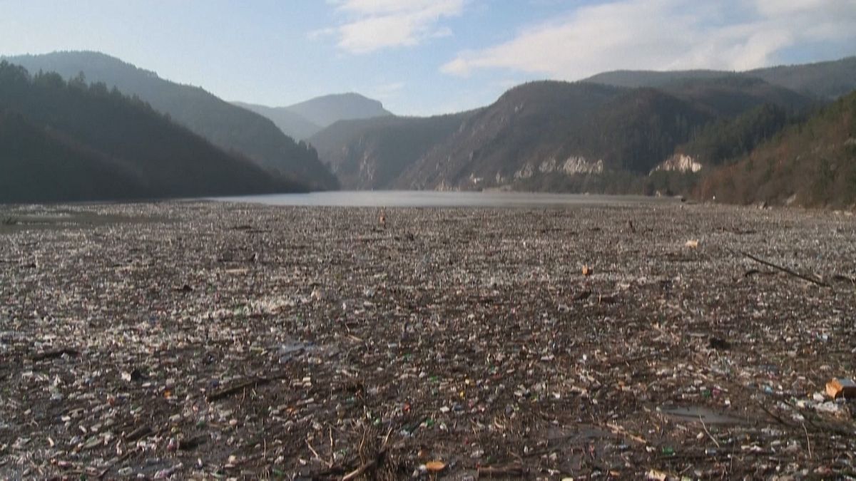 Floating garbage in front of the dam, estimated to be up to 5,000 cubic metres