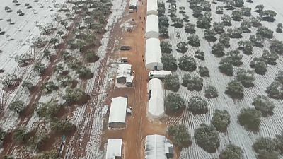 مخيم للاجئين بالقرب من بلدة معرة مصرين في إدلب يتحول إلى مستنقع من الطين والأوحال بسبب عاصفة ثلجية