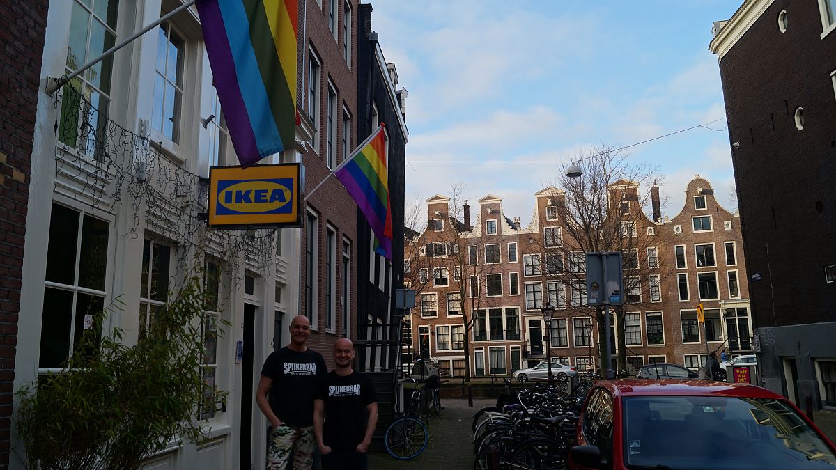 Steven Koudijs und Tomas Adamer vor der seit 1978 bestehenden Spijkerbar, Amsterdam