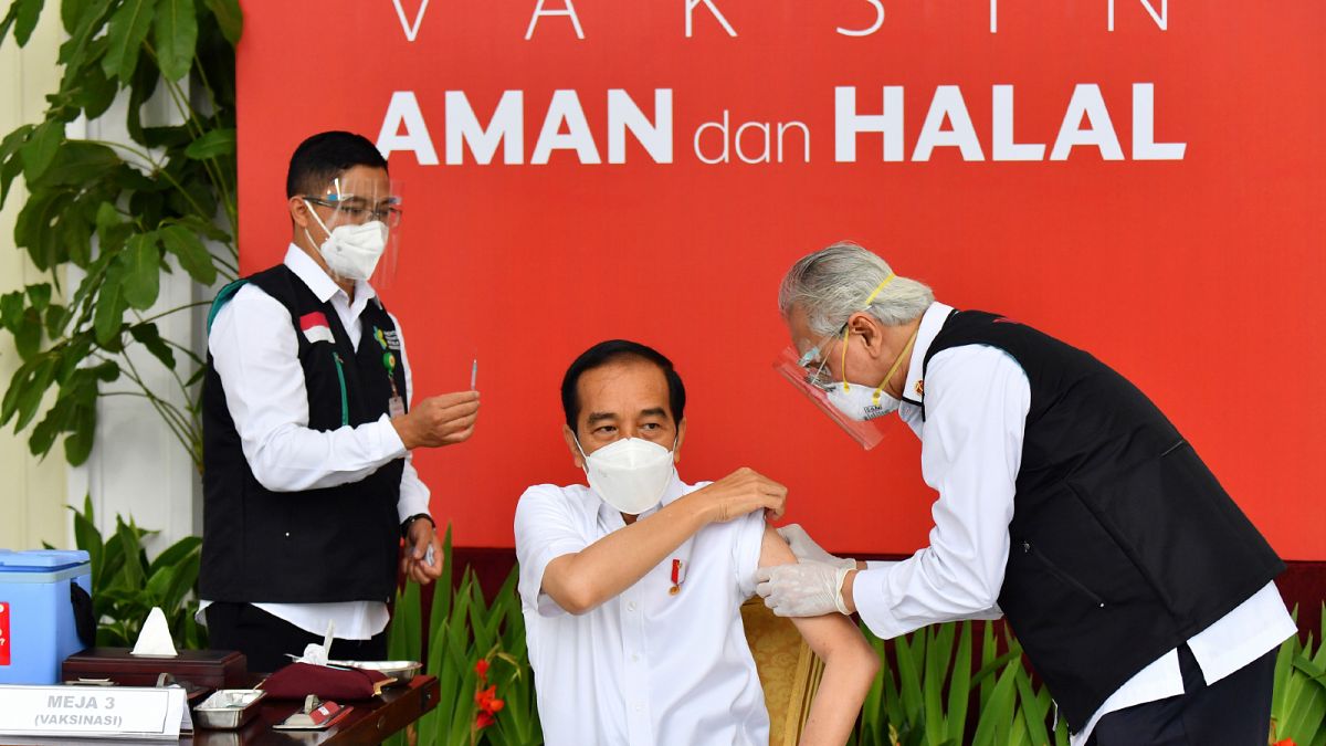 الرئيس الإندونيسي جوكو ويدودو يتلقي حقنة من لقاح كوفيد-19 في قصر ميرديكا في جاكرتا- إندونيسيا