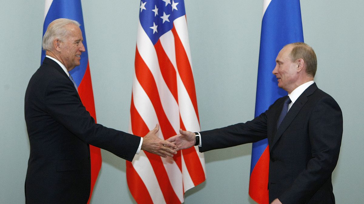 رئيس الولايات المتحدة جو بايدن، ونائب الرئيس في ذلك الوقت، يصافح رئيس الوزراء الروسي فلاديمير بوتين في موسكو، روسيا.