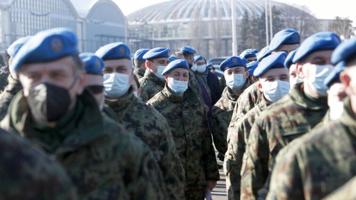 Serbische Soldaten warten auf die Impfung mit chinesischen Corona-Impfstoff Sinofarm