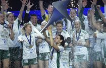 A győri női kézilabda csapat tagjai a 2019-es Bajnokok Ligája-sikert ünneplik