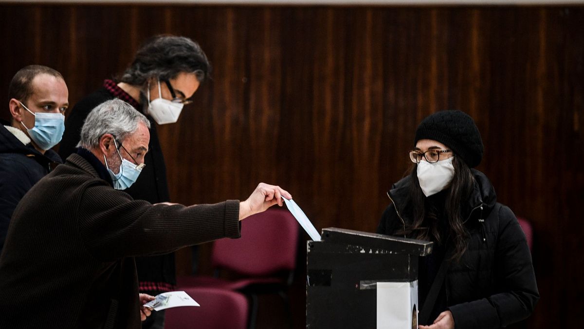 تدلي امرأة بصوتها في التصويت المبكر للانتخابات الرئاسية، جامعة لشبونة، البرتغال، 17 يناير 2021