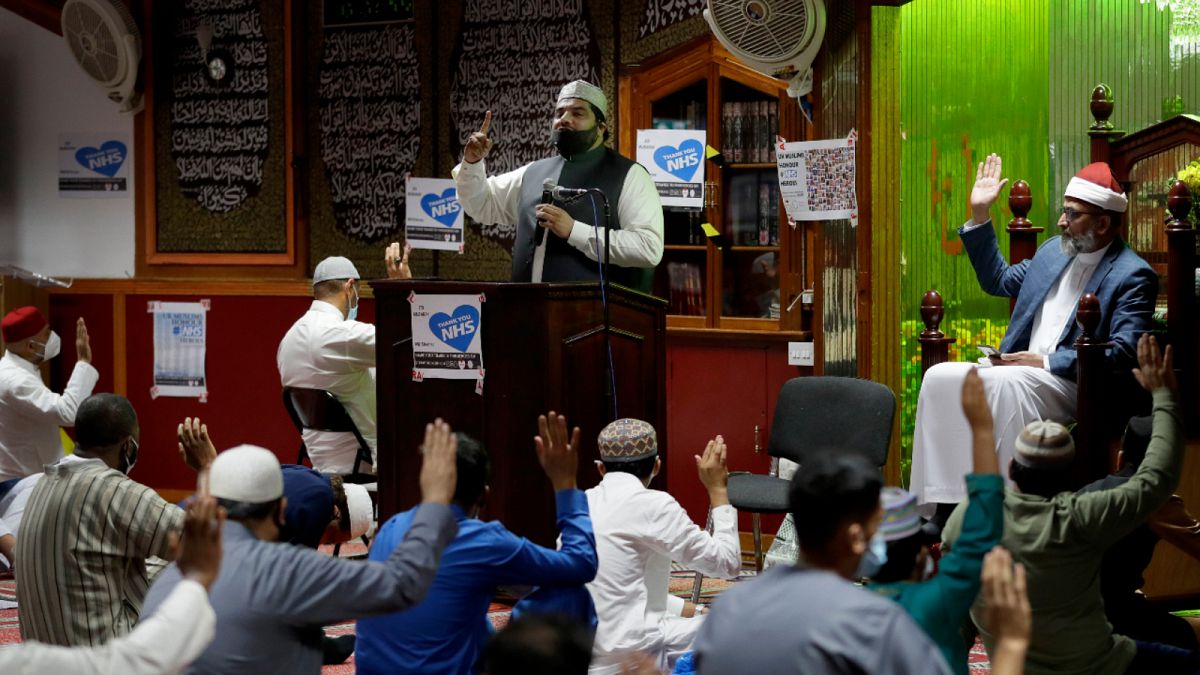 إمام يخاطب المسلمين في مسجد في بريطانيا