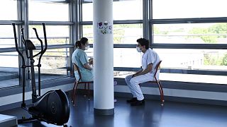 أحد أفراد الطاقم الطبي يتحدث مع طبيب نفساني في مستشفى جامعة ستراسبورغ في إطار الدعم الطبي النفسي لوباء كوفيد-19 للمهنيين الصحيين والطلاب، 6 مايو 2020