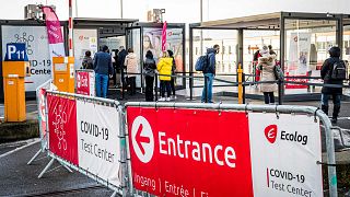 يصطف الناس للحصول على اختبار كوفيد-19 في مطار بروكسل، بلجيكا، 1 يناير 2021