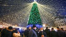 Los árboles de Navidad iluminan calles y plazas en todo el mundo
