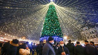Los árboles de Navidad iluminan calles y plazas en todo el mundo