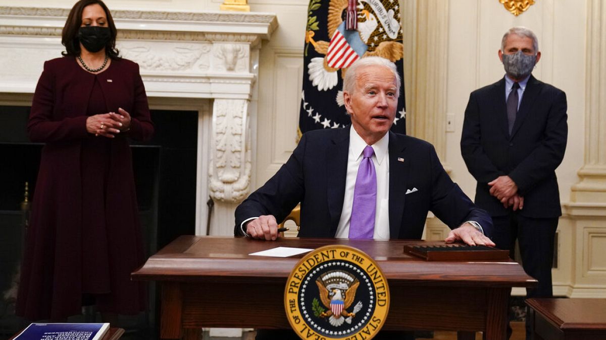 US-Präsident Joe Biden am 21. Januar im Weißen Haus, umgeben von Kamala Harris und Anthony Fauci