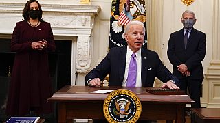 US-Präsident Joe Biden am 21. Januar im Weißen Haus, umgeben von Kamala Harris und Anthony Fauci