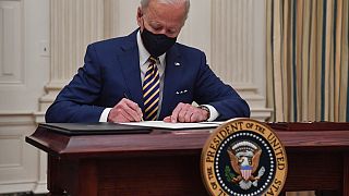 Joe Biden signe plusieurs décrets pour le plan de relance américain